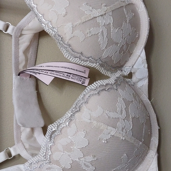 Victoria Secret - Picture 3 of 3